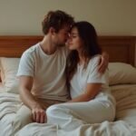 Ein Paar teilt einen intimen Moment in einem gemütlichen Schlafzimmer