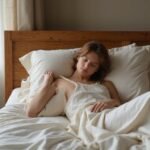 Sinnliche Sexkontakte in Niederösterreich: Erotische Abenteuer entdecken Ein entspannter Mensch liegt in einem gemütlichen Schlafzimmer mit Rosen