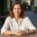 Eine reife Frau in einem Café zeigt nachdenkliche Gesprächsbereitschaft